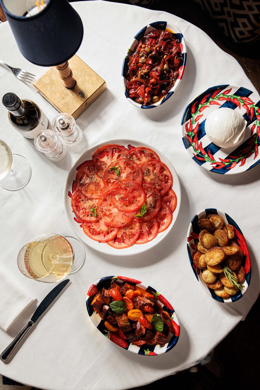 La tavola con tutti i piatti